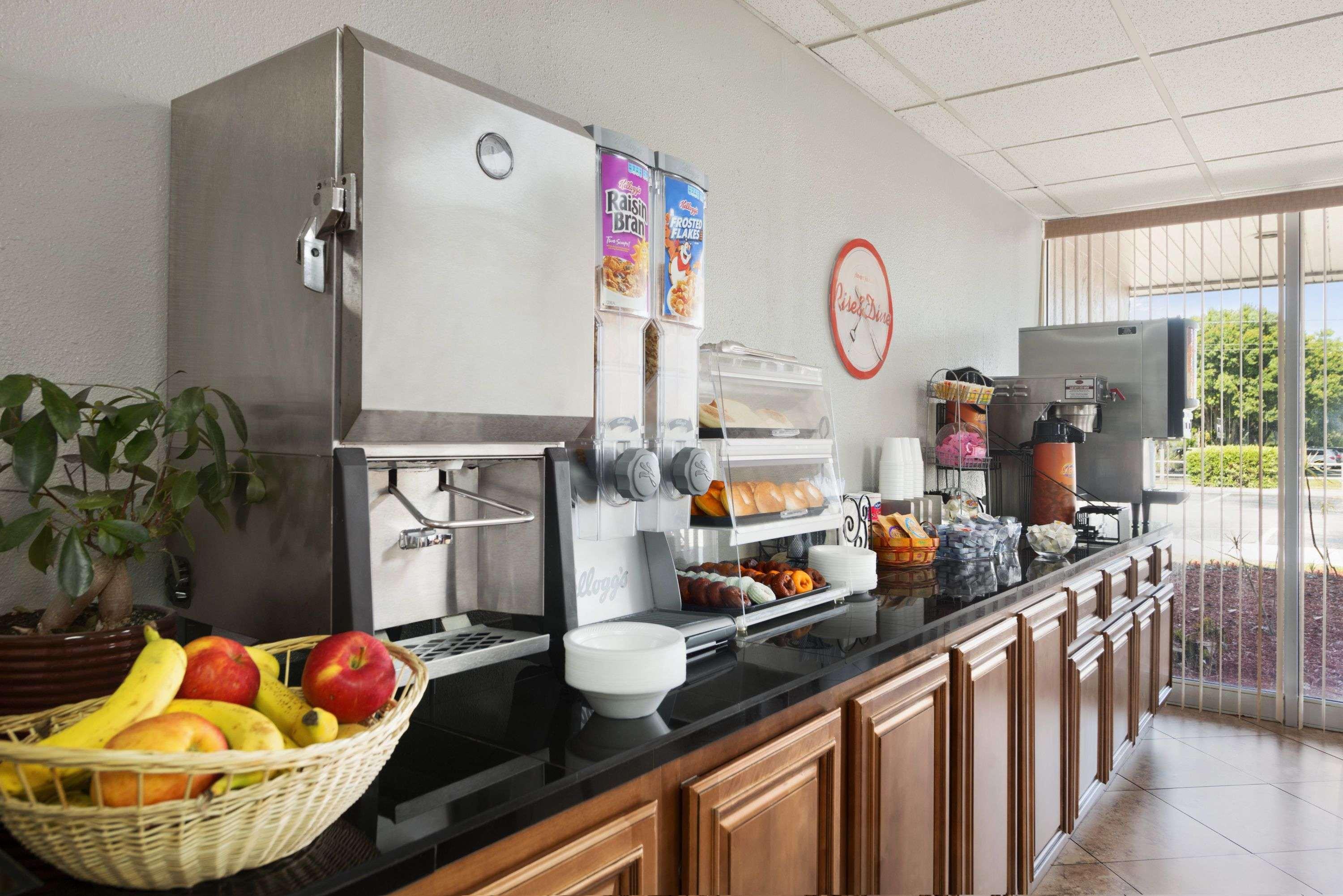 Howard Johnson By Wyndham Winter Haven Fl Экстерьер фото